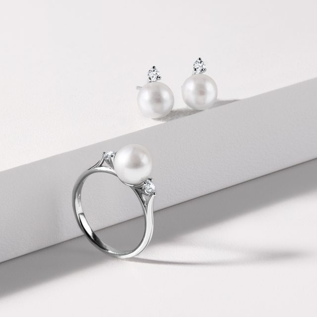 BOUCLES D'OREILLES EN OR BLANC AVEC PERLES ET DIAMANTS - BOUCLES D'OREILLES EN PERLES - 