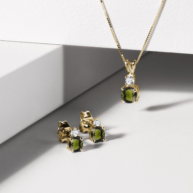 ELEGANTNÍ VLTAVÍNOVÉ NÁUŠNICE S BRILIANTY VE ŽLUTÉM ZLATĚ - NÁUŠNICE S VLTAVÍNEM - 