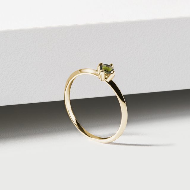 BAGUE SOLITAIRE EN OR JAUNE ET MOLDAVITE - BAGUES EN MOLDAVITE - 