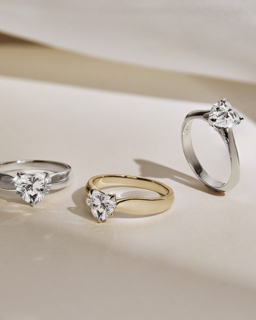 PIERŚCIONEK Z 1,0 KT DIAMENTEM LABORATORYJNYM W KSZTAŁCIE SERCA W BIAŁYM ZŁOCIE - PIERŚCIONKI Z LAB GROWN DIAMENTAMI - 