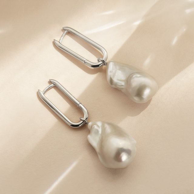 OVALE OHRRINGE MIT BAROCKPERLEN IN WEISSGOLD - PERLEN OHRRINGE - 