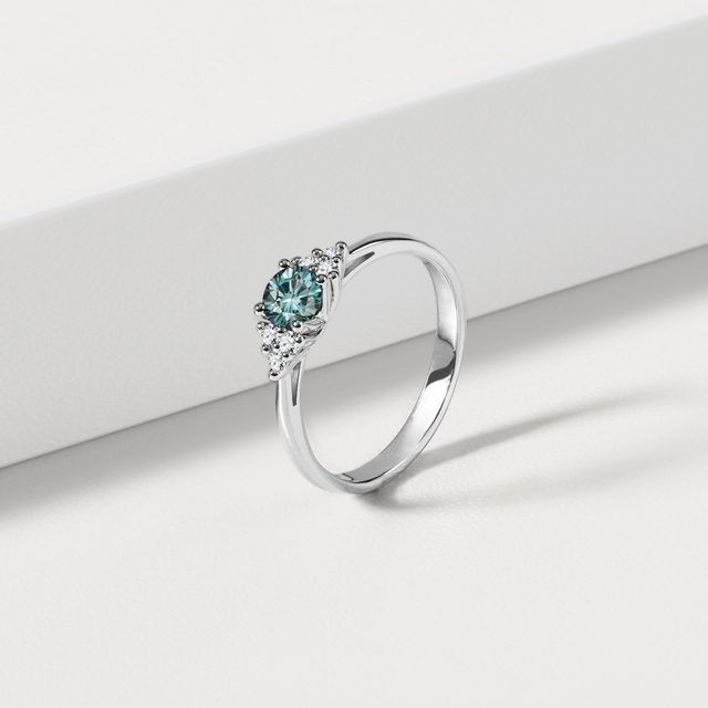 PRSTEŇ S MODRÝM A ČÍRYMI DIAMANTMI Z BIELEHO ZLATA - ZÁSNUBNÉ PRSTENE S FAREBNÝM DIAMANTOM - 