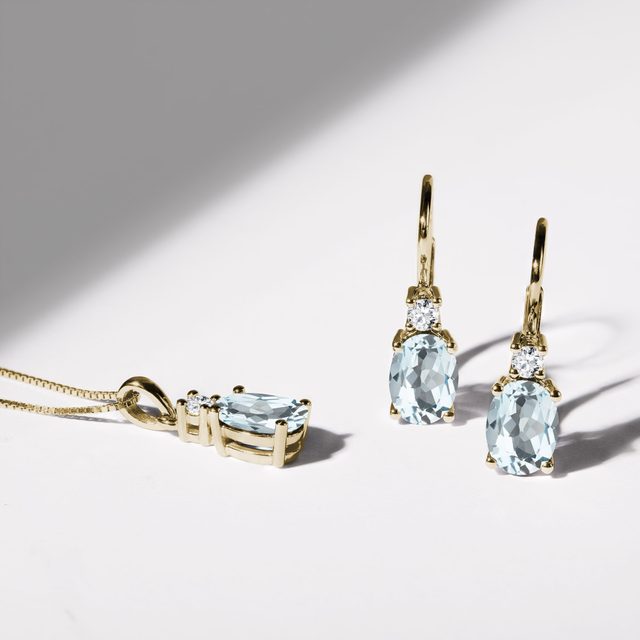 BOUCLES D'OREILLES EN OR JAUNE, AIGUES-MARINES ET DIAMANTS - BOUCLES D'OREILLES EN AIGUE-MARINE - 