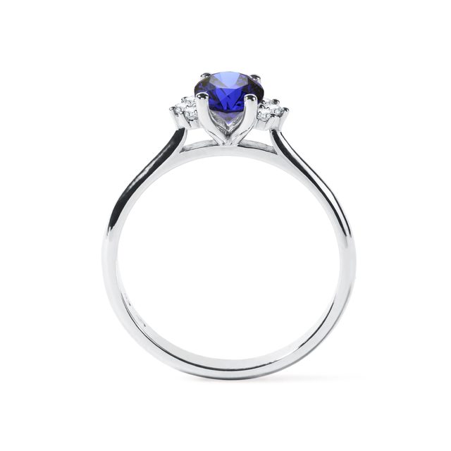 DIAMANTOVÝ ZÁSNUBNÝ PRSTEŇ Z BIELEHO ZLATA SO ZAFÍROM - ZÁSNUBNÉ PRSTENE SO ZAFÍROM - 