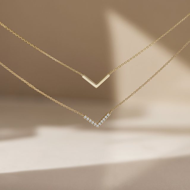 DIAMANTHALSKETTE MIT KLEINEM V-MOTIV UND DIAMANTEN IN GELBGOLD - KETTEN MIT DIAMANTEN - 