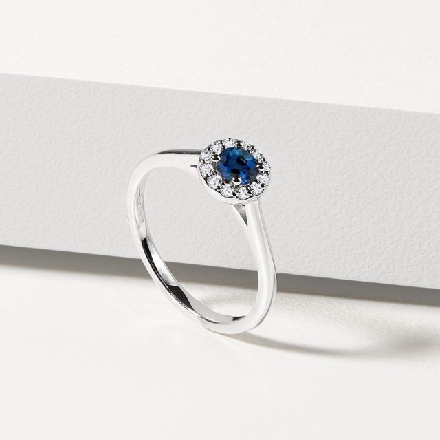 BAGUE AURÉOLE EN OR BLANC AVEC SAPHIRS BLEUS ET DIAMANTS - BAGUES DE FIANÇAILLES EN SAPHIR - 