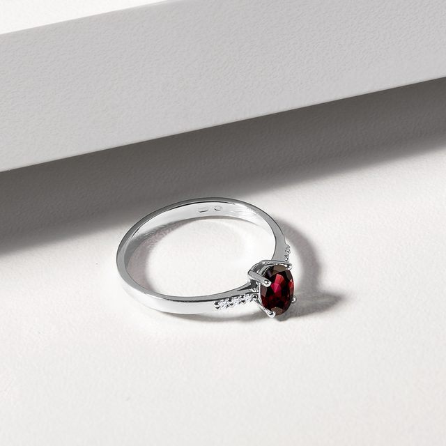 PRSTEN S GRANÁTEM A DIAMANTY V BÍLÉM ZLATĚ - PRSTENY S GRANÁTEM - 