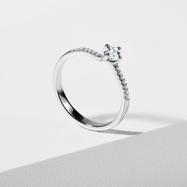 BAGUE D'OR BLANC AVEC DIAMANTS LUMINEUX - BAGUES DE FIANÇAILLES EN DIAMANT - 