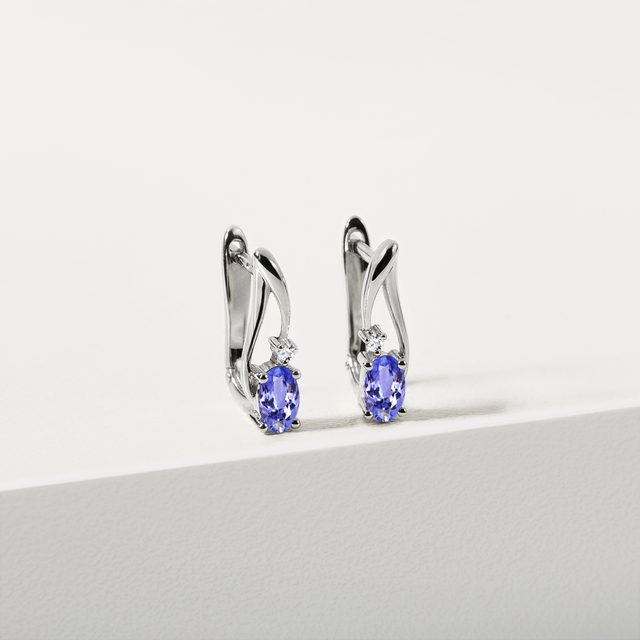 BOUCLES D'OREILLES EN OR BLANC AVEC TANZANITES ET DIAMANTS - BOUCLES D’OREILLES EN TANZANITE - 
