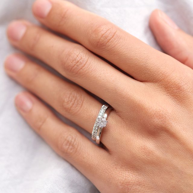 JEU D'ANNEAUX DE MARIAGE EN OR BLANC AVEC DIAMANTS - BAGUE DE FIANÇAILLES ET ALLIANCE ASSORTIES - 