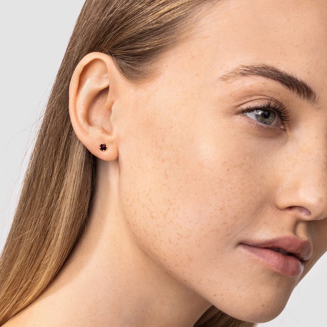 PUCES D'OREILLES EN OR JAUNE AVEC GRENATS - BOUCLES D'OREILLES EN GRENAT - 