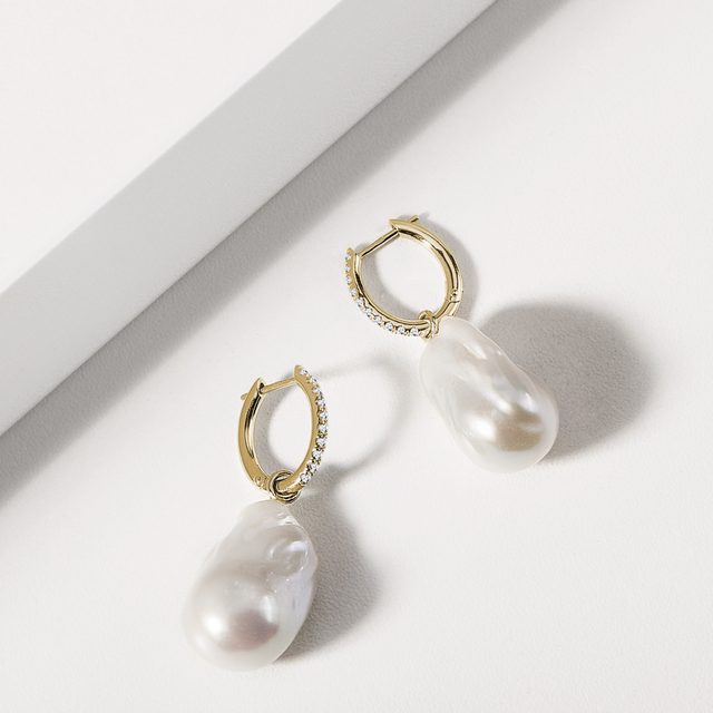 NÁUŠNICE KRUHY S BAROKNÍMI PERLAMI A DIAMANTY VE ZLATĚ - PERLOVÉ NÁUŠNICE - 