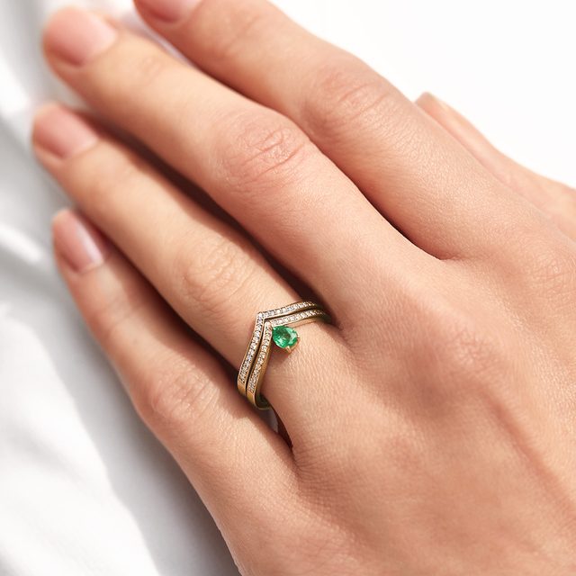 PRSTEN ZE ŽLUTÉHO ZLATA SE SMARAGDOVOU KAPKOU - PRSTENY SE SMARAGDEM - 