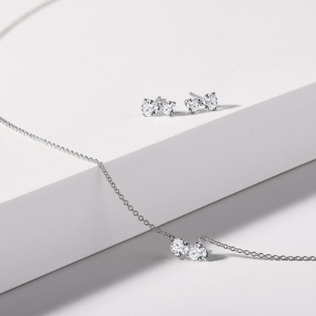PUCES D'OREILLES ET COLLIER EN OR BLANC ET DIAMANTS - ENSEMBLES DE BIJOUX EN DIAMANT - 