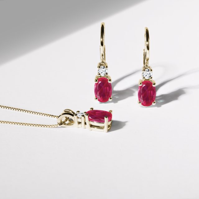 PENDENTIF EN OR BLANC 14 CARATS AVEC RUBIS ET DIAMANT - COLLIERS AVEC RUBIS - 