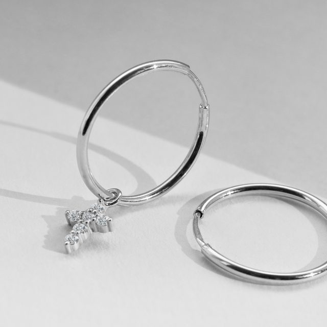ANNEAUX EN OR BLANC AVEC CROIX EN DIAMANT - BOUCLES D'OREILLES EN DIAMANT - 