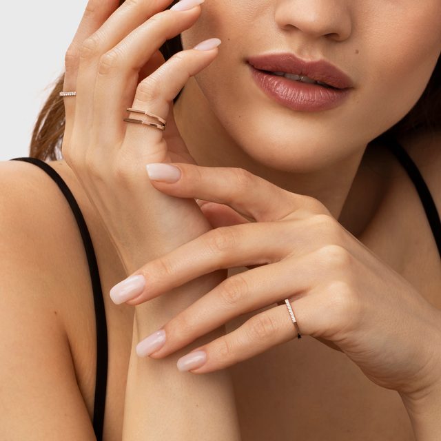 ANNEAU D'AURICULAIRE DE SURFACE PLATE EN OR ROSE AVEC RANGÉE DE DIAMANTS - BAGUES EN DIAMANT - 