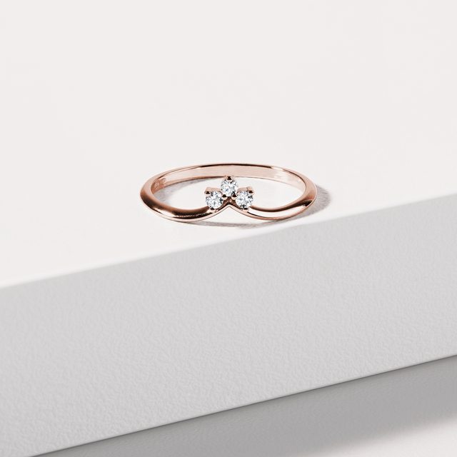 CHEVRONRING AUS ROSÉGOLD MIT DREI DIAMANTEN - TRAURINGE MIT DIAMANTEN - 