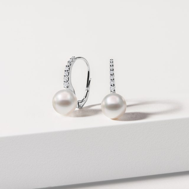 BOUCLES D'OREILLES EN OR BLANC AVEC PERLES AKOYA ET DIAMANTS - BOUCLES D'OREILLES EN PERLES - 