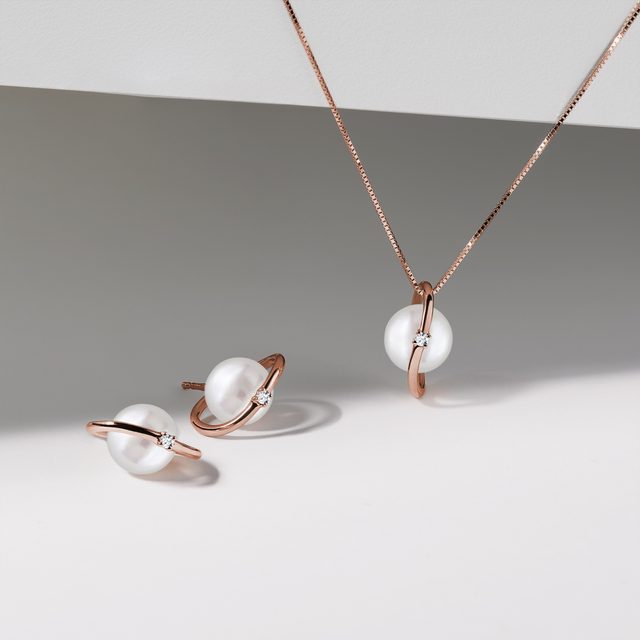 KOLCZYKI Z RÓŻOWEGO ZŁOTA OZDOBIONE BIAŁYMI PERŁAMI I MAŁYMI DIAMENTAMI - KOLCZYKI Z PERŁAMI - 