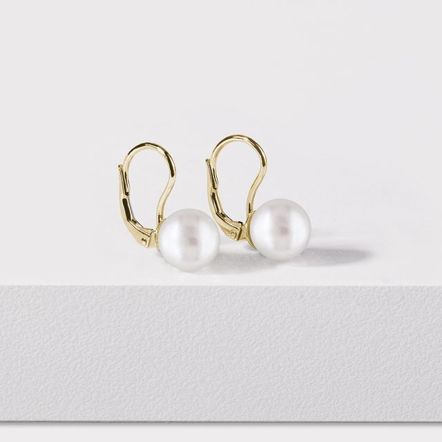 KRÓTKIE WISZĄCE KOLCZYKI WYKONANE Z ŻÓŁTEGO ZŁOTA Z PERŁAMI SŁODKOWODNYMI - KOLCZYKI Z PERŁAMI - 