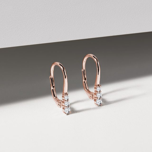 KOLCZYKI Z RÓŻOWEGO ZŁOTA Z TRZEMA BRYLANTAMI - KOLCZYKI Z DIAMENTAMI - 