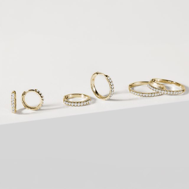 BOUCLES D'OREILLES CLASSIQUES EN OR JAUNE ET DIAMANTS - BOUCLES D'OREILLES EN DIAMANT - 