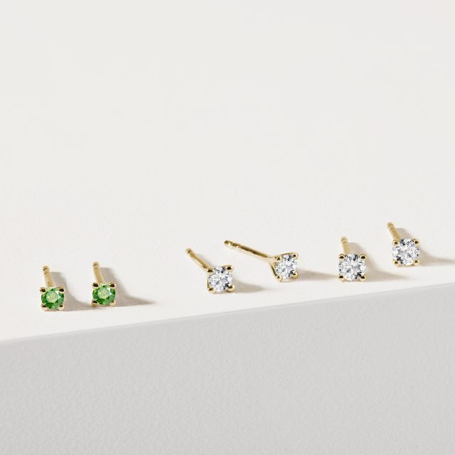 MALUTKIE KOLCZYKI Z ŻÓŁTEGO ZŁOTA Z ZIELONYMI DIAMENTAMI - DIAMENTOWE KOLCZYKI SZTYFTY - 