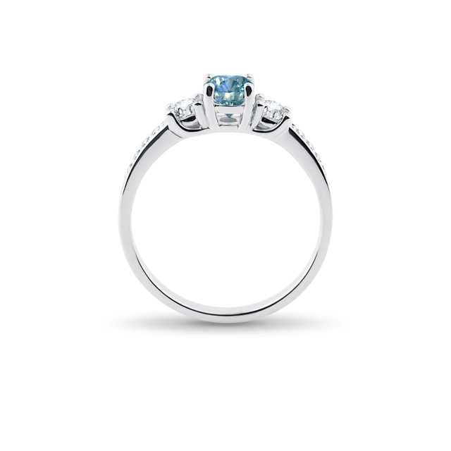 PRSTEN S MODRÝM A BÍLÝMI DIAMANTY V BÍLÉM ZLATĚ - ZÁSNUBNÍ PRSTENY S BAREVNÝM DIAMANTEM - 