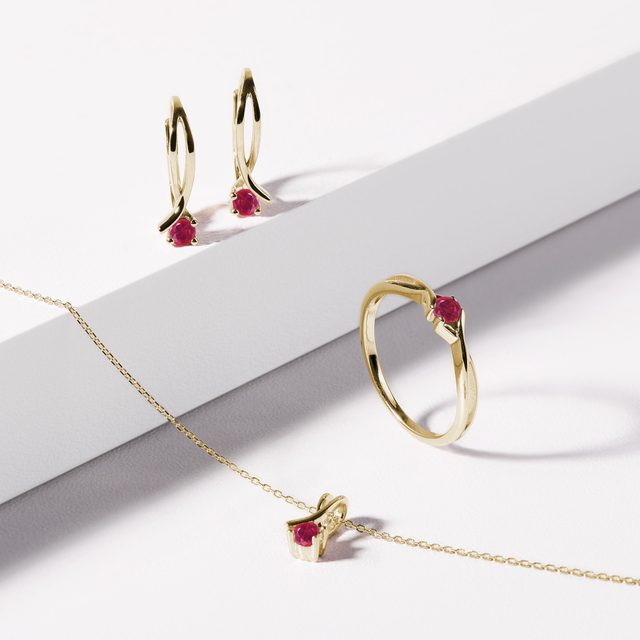 SOUPRAVA RUBÍNOVÝCH ŠPERKŮ VE ŽLUTÉM 14K ZLATĚ - DRAHOKAMOVÉ SOUPRAVY - 