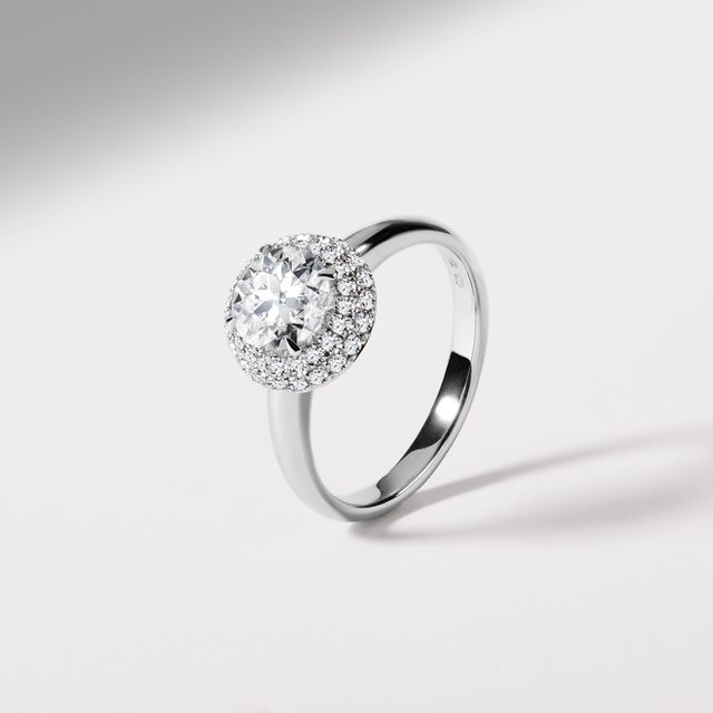 BAGUE DE LUXE EN OR BLANC AVEC HALO DE DIAMANTS - BAGUES AVEC DIAMANTS DE SYNTHÈSE - 