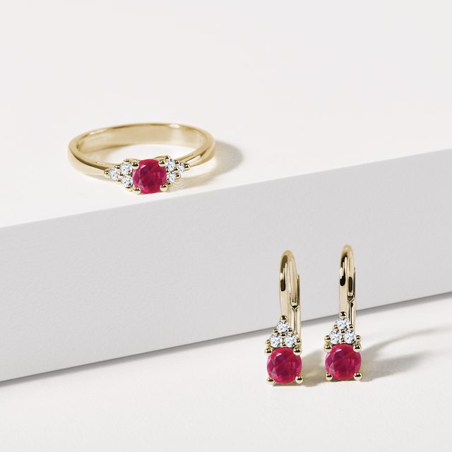 PRSTEN ZE ŽLUTÉHO 14K ZLATA S RUBÍNEM A DIAMANTY - ZÁSNUBNÍ PRSTENY S RUBÍNEM - 