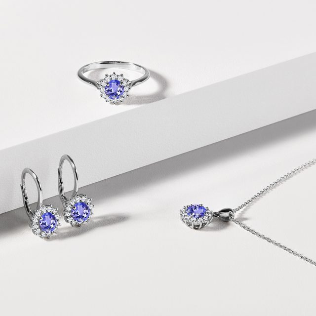 BOUCLES D'OREILLES EN OR BLANC AVEC TANZANITES ET DIAMANTS - BOUCLES D’OREILLES EN TANZANITE - 