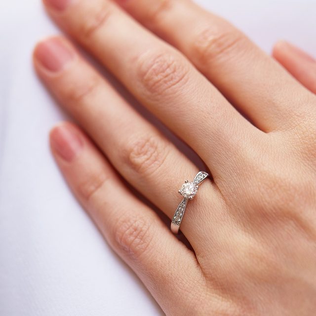 DIAMANTOVÝ PRSTEN V BÍLÉM ZLATĚ - DIAMANTOVÉ ZÁSNUBNÍ PRSTENY - 