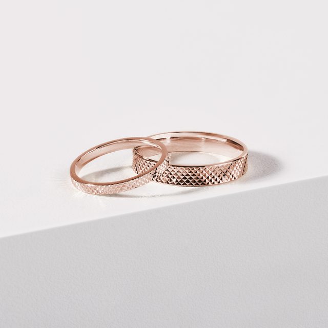 HERRENRING MIT ZARTEM MUSTER IN ROSÉGOLD - TRAURINGE FÜR HERREN - 