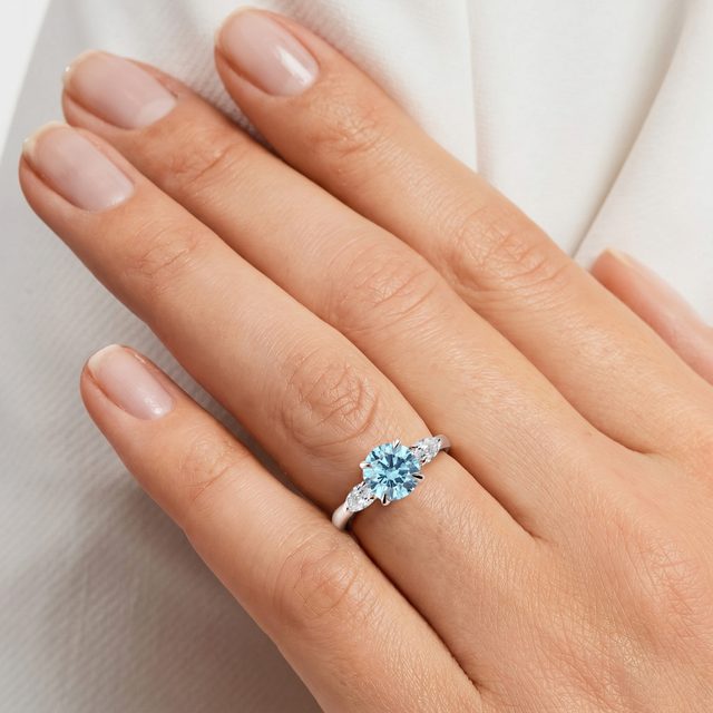 BAGUE EN OR BLANC, DIAMANT DE SYNTHÈSE BLEU ET DIAMANTS - BAGUES AVEC DIAMANTS DE SYNTHÈSE - 