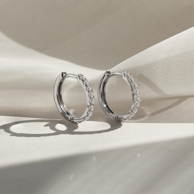 GUĽATÉ NÁUŠNICE S DIAMANTMI Z BIELEHO ZLATA - NÁUŠNICE DIAMANTY - 