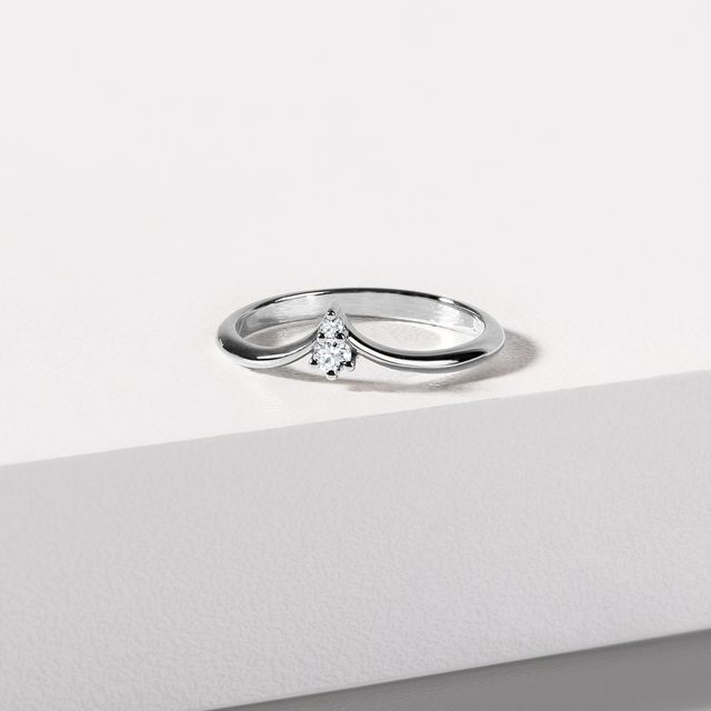 PIERŚCIONEK CHEVRON Z BIAŁEGO ZŁOTA Z DWOMA DIAMENTAMI - DAMSKIE OBRĄCZKI - 