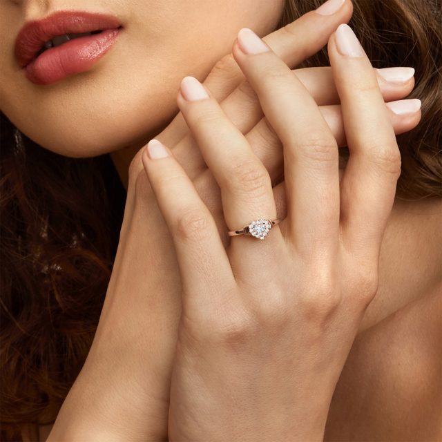 BAGUE DE FIANÇAILLES AVEC CŒUR ENDIAMANTÉ - BAGUES DE FIANÇAILLES EN DIAMANT - 