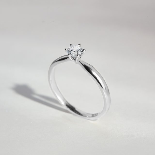 PIERŚCIONEK ZARĘCZYNOWY Z BIAŁEGO ZŁOTA Z DIAMENTEM SOLITAIRE - PIERŚCIONKI ZARĘCZYNOWE Z BRYLANTEM - 