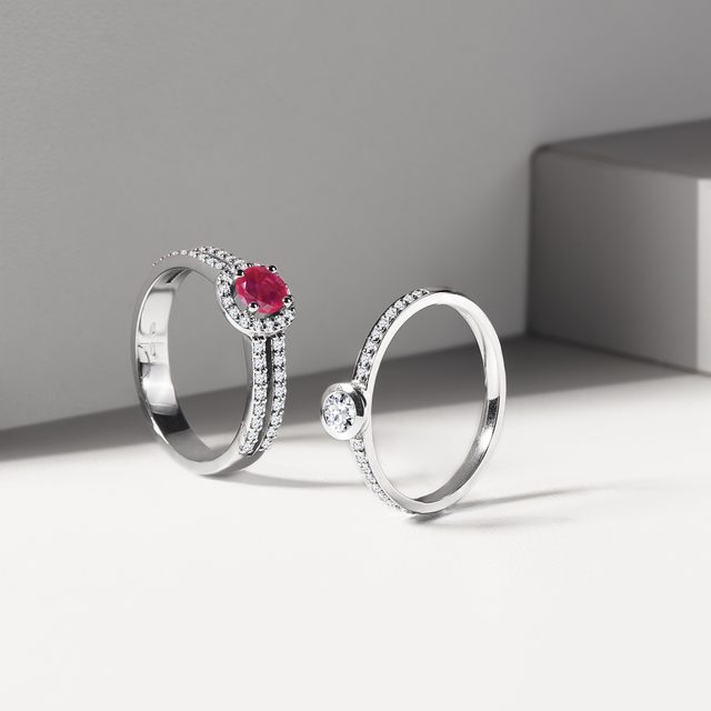 BAGUE DE LUXE EN OR BLANC, DIAMANTS ET RUBIS - BAGUES DE FIANÇAILLES EN RUBIS - 