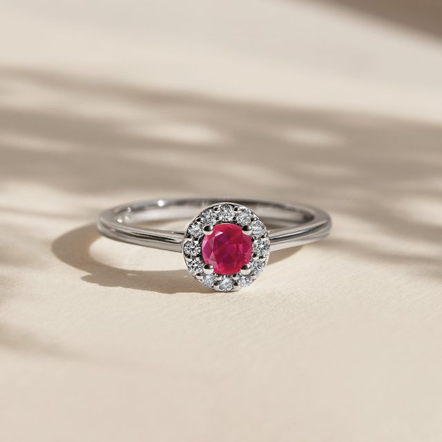 HALO PRSTEN S RUBÍNEM A BRILIANTY V BÍLÉM ZLATĚ - ZÁSNUBNÍ PRSTENY S RUBÍNEM - 