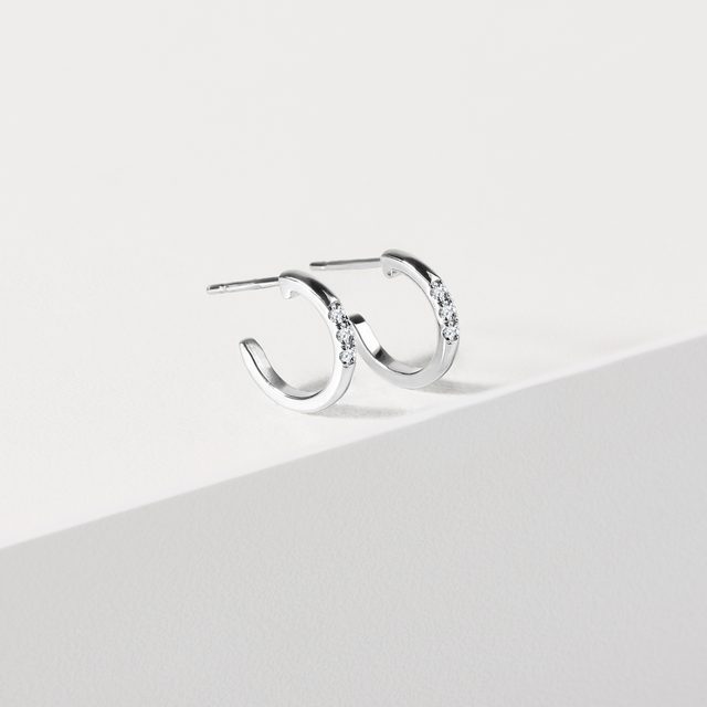 BOUCLES D'OREILLES CRÉOLES EN OR BLANC ET TROIS DIAMANTS - BOUCLES D'OREILLES EN DIAMANT - 