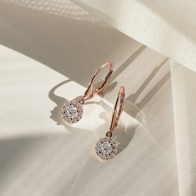 VISACÍ NÁUŠNICE HALO Z RŮŽOVÉHO ZLATA S DIAMANTY - DIAMANTOVÉ NÁUŠNICE - 