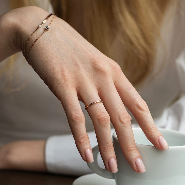 PRSTEN Z RŮŽOVÉHO ZLATA S ČERNÝM DIAMANTEM - DÁMSKÉ SNUBNÍ PRSTENY - 