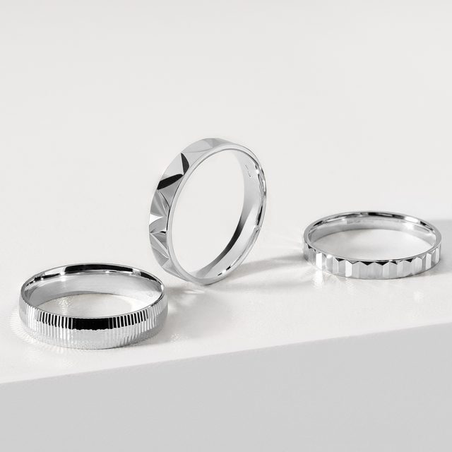 PÁNSKY PRSTEŇ Z BIELEHO ZLATA SO ŠTRUKTÚROVANÝM POVRCHOM - SVADOBNÉ OBRÚČKY PÁNSKE - 