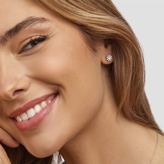 PUCES D'OREILLES ET BRACELET FLEUR, OR BLANC ET DIAMANTS - ENSEMBLES DE BIJOUX EN DIAMANT - 