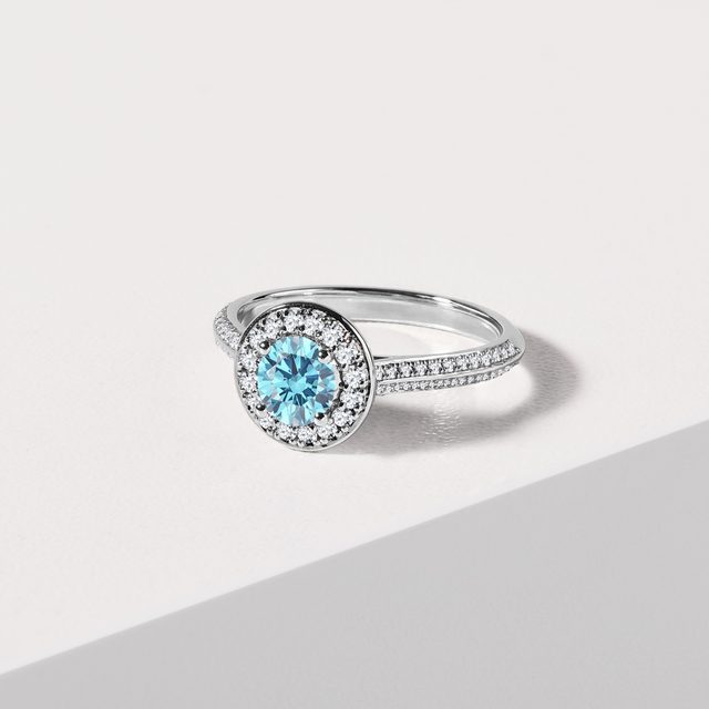 BAGUE HALO EN OR BLANC AVEC DIAMANT BLEU ET DIAMANTS - BAGUES AVEC DIAMANTS DE SYNTHÈSE - 