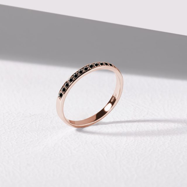PRSTEN S ČERNÝMI DIAMANTY V RŮŽOVÉM ZLATĚ - DIAMANTOVÉ SNUBNÍ PRSTENY - 