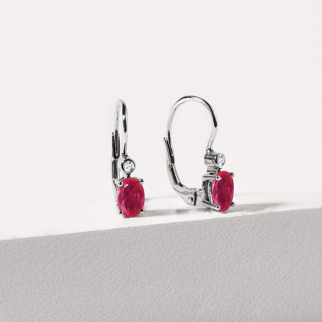 BOUCLES D'OREILLES EN OR BLANC, RUBIS ET DIAMANTS - BOUCLES D'OREILLES EN RUBIS - 
